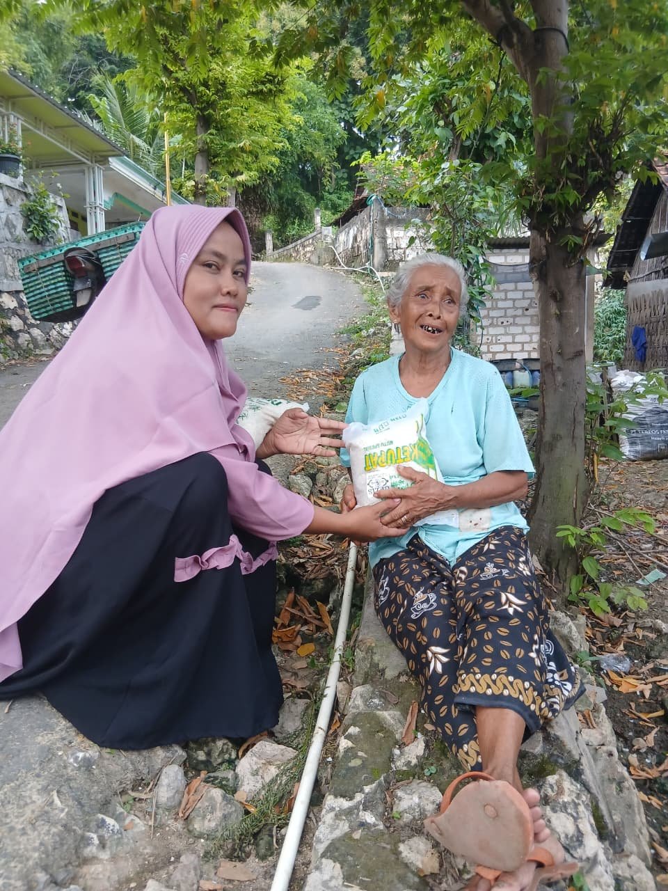 Foto dari album PENYALURAN ZAKAT FITRAH DI RANTING NU DESA MLIWANG